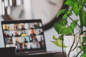 una entrevista en línea en una computadora portátil Imagen destacada para: 3 pasos cortos para mejorar la eficiencia de su reclutamiento
