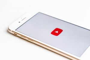 telefoon openen youtube Feature Afbeelding Voor: 4 voordelen van het gebruik van wervingsvideo's om sollicitanten aan te trekken