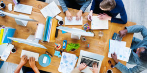 Empresários em reunião corporativa em uma mesa marrom