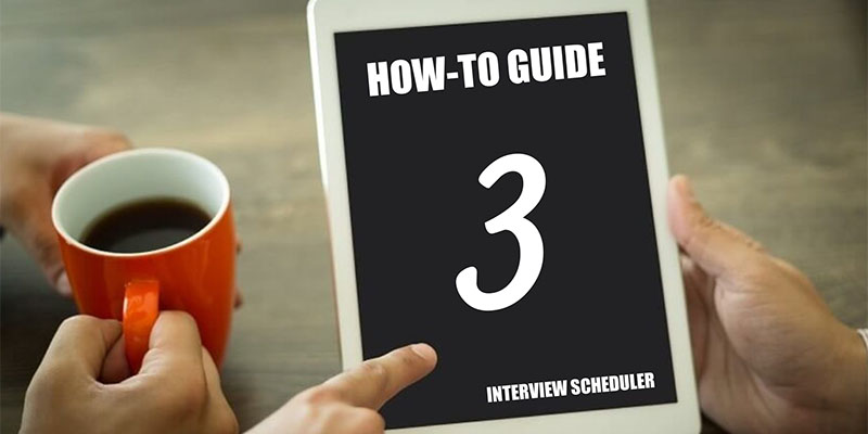 How to of Guide for Interview Scheduler op tabletscherm naast koffie