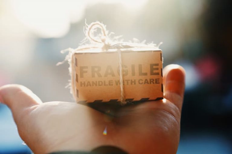 sebuah tangan memegang sebuah kotak kecil Gambar Fitur Untuk :Cara Membuat Hubungan Menguntungkan Jangka Panjang Dengan Pelanggan Anda