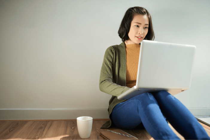 asian-girl-using-laptop