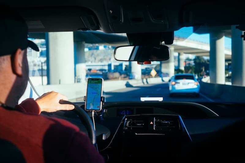 man driving with GPS Feature Image For:How to Work in a Delivery Driver Job in the UK